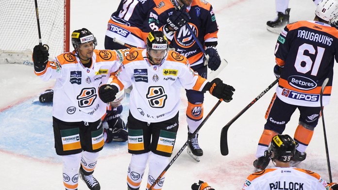 Hokejisti Košíc oslavujú gól