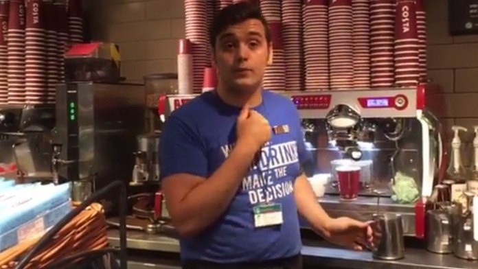 Zamestnanci kaviarne odmietli predať mužovi jedlo pre bezdomovca