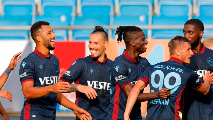 Edgar Lé (uprostred) z Trabzonsporu sa teší z gólu so spoluhráčmi, štvrtý zľava Marek Hamšík.