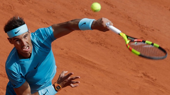 Rafael Nadal vo štvrťfinále Roland Garros trifa loptičku proti Diegovi Schwartzmanovi.