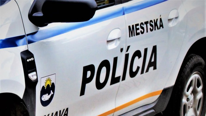 Nový trik podvodníkov. Chodia po domoch a ponúkajú opravy, polícia varuje obyvateľov