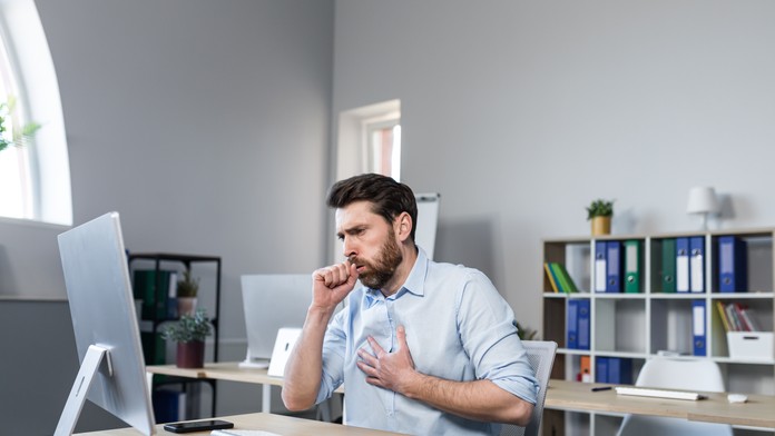 Obyčajný kašeľ môže signalizovať zákerné ochorenie. Lekári varujú pred podcenením príznakov