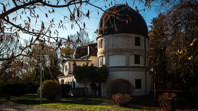 Slovenská ústredná hvezdáreň s planetáriom v Hurbanove.