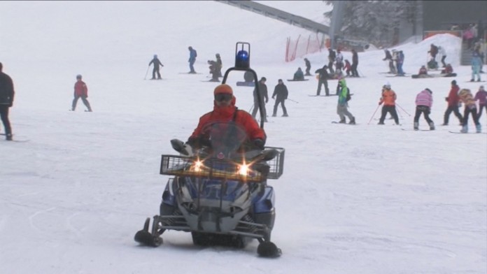 Skúter horskej služby sa spustil z kopca a zrazil lyžiarku. Manžela zaskočilo správanie záchranárov
