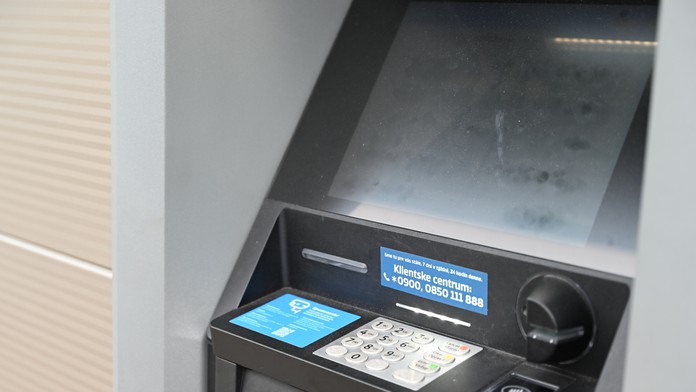 Krádež bankomatu v Ružomberku: Muž sa pokúsil o zvláštnu taktiku pod rúškom tmy, zachytila ho kamera