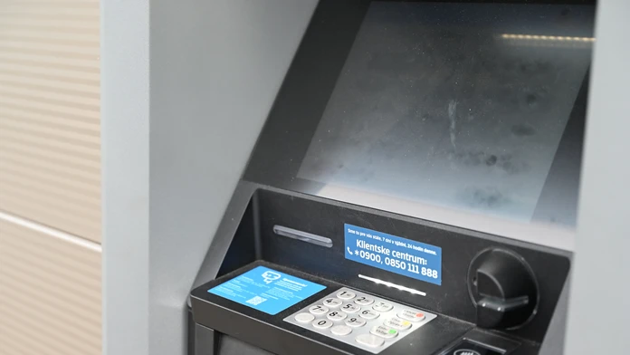 Krádež bankomatu v Ružomberku: Muž sa pokúsil o zvláštnu taktiku pod rúškom tmy, zachytila ho kamera