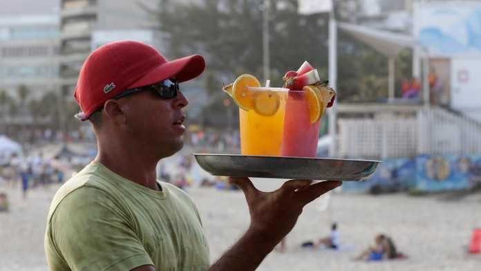 Španielska polícia varuje návštevníkov pláží. Obľúbené nápoje môžu predstavovať zdravotné riziko
