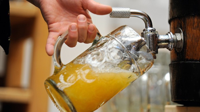 Čapovanie piva - ilustračné foto