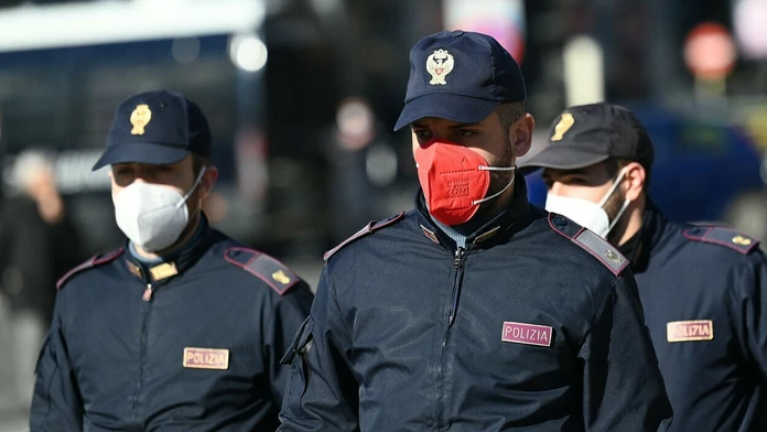 Taliansky policajt s farebným respirátorom
