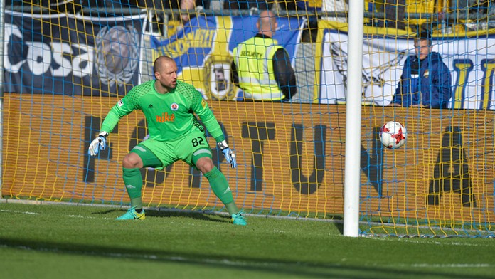Brankár Slovana Ján Mucha inkasuje víťazný gól DAC Dunajská Streda od Pavla Šafranka.