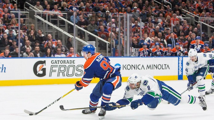 Connor McDavid uniká obrancom Vancouveru.