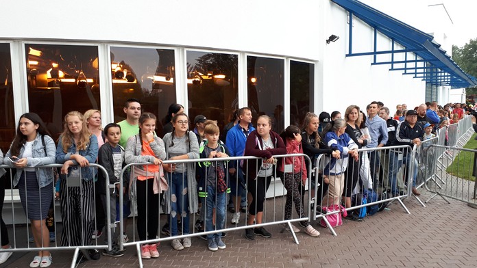 Fanúšikovia čakajú na otvorenie brán televízie Markíza