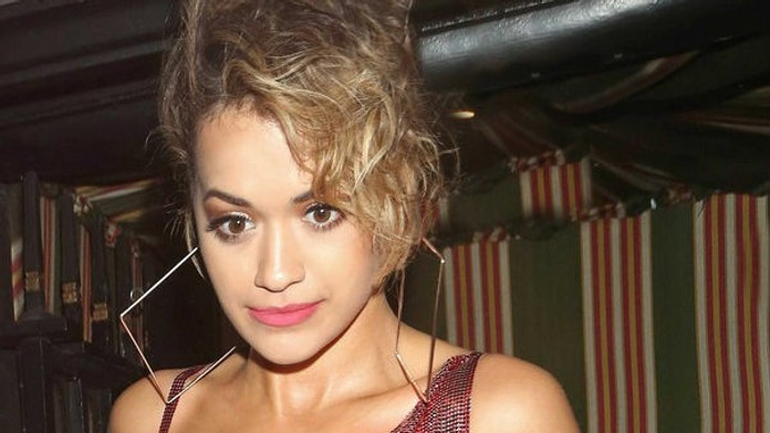 Rita Ora chcela byť sexy a provokovať, namiesto toho sa len strápnila