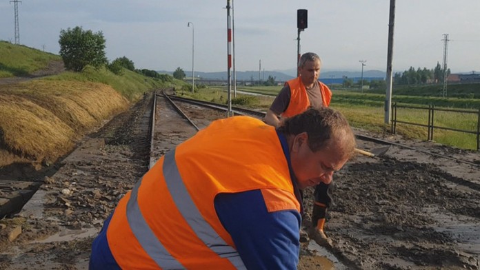 Železničiari odpratávajú blato z koľajníc v Tatrách.