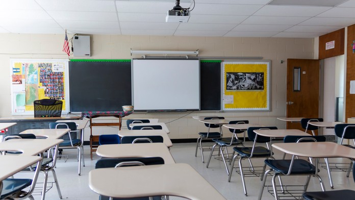 Učiteľ kričal na študentku, že jej odreže hlavu. Prekážala jej izraelská vlajka v triede