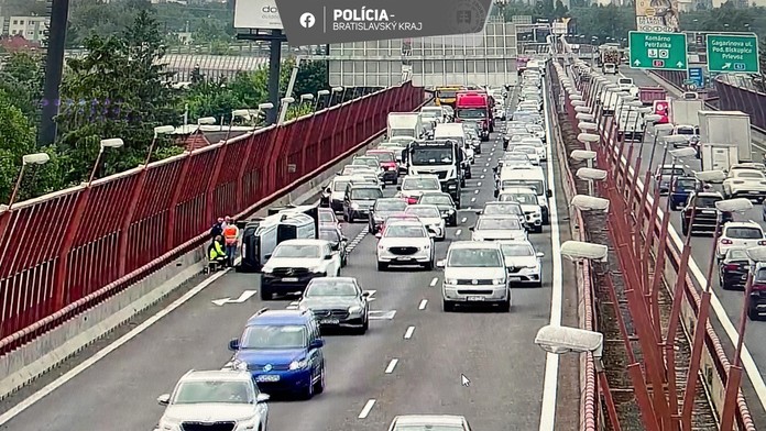 Na D1 v smere z Petržalky na Senec sa stala nehoda. V úseku sa tvoria rozsiahle kolóny