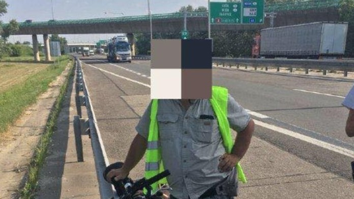 Cyklistu zastavili na diaľnici policajti.