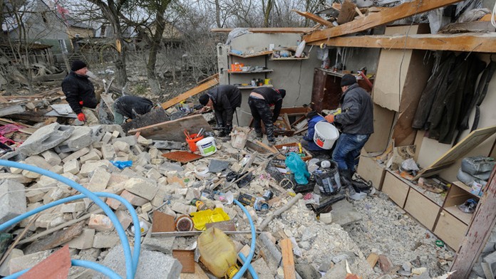 Ľudia odstraňujú materiálne škody na rodinných domoch po raketovom útoku v dedine v Ľvovskej oblasti.