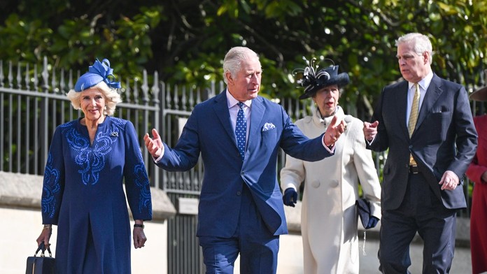 Na snímke kráľ Karol III. s manželkou a sestrou Anne.