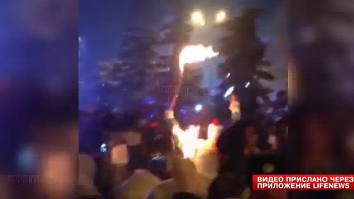 Olympijská pochodeň a chytený rukáv Pjotra Makarčuka 