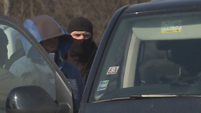 Zadržaná osoba po razii v dome na Kavarnianskej ulici v Michalovciach.