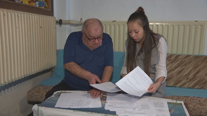 Rozbité dvere školy.