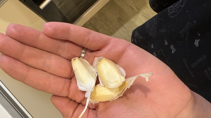 Bravčová masť na hrudník, slaná voda na kloktanie či cesnak. Pozreli sme sa, ako pomáhajú babské recepty