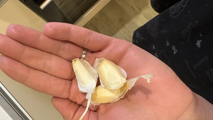 Bravčová masť na hrudník, slaná voda na kloktanie či cesnak. Pozreli sme sa, ako pomáhajú babské recepty
