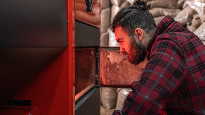 Pokuta až 500 eur: Mnoho Slovákov šetrí a spaľuje „chemický kokteil“ v peciach. Toto tam rozhodne nedávajte