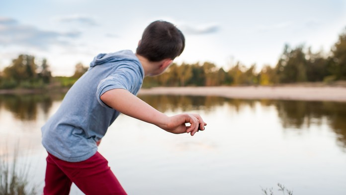 Na hádzanie žabiek vo vode nie sú vhodné všetky kamene. Vedci zistili, ktorý tvar je najlepší