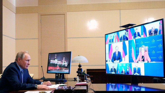 Putin počas videokonferencie.