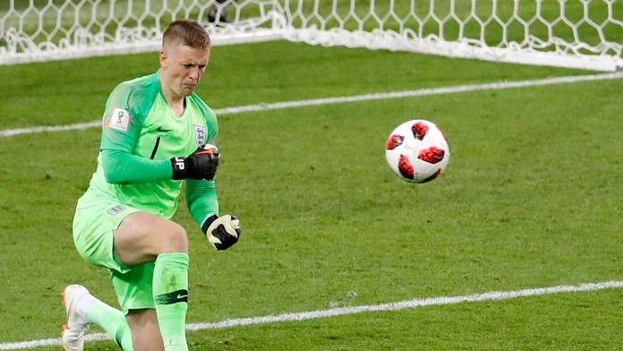 Anglický gólman Jordan Pickford chytá loptu v dueli proti Kolumbii na MS 2018.
