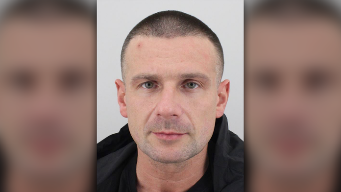 Vytiahol zbraň a postrelil dievča (13). Česká polícia pátra po ozbrojenom mužovi