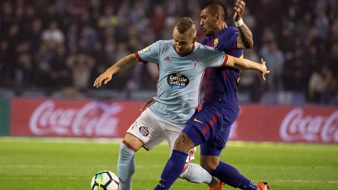 Hráč Barcelony Paulinho a vľavo hráč Celty Slovák Stanislav Lobotka. 