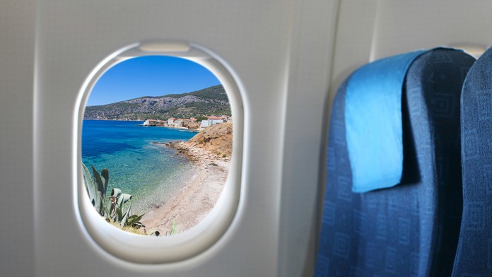 Okno na novozámockom paneláku, z ktorého päťročný chlapček vyhadzoval rôzne veci.