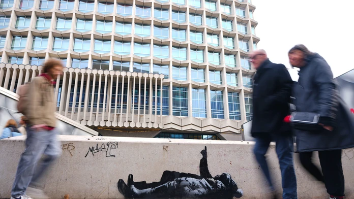 Banksy opäť tvoril v uliciach Londýna. Umelec chcel dielom poukázať na vážny problém