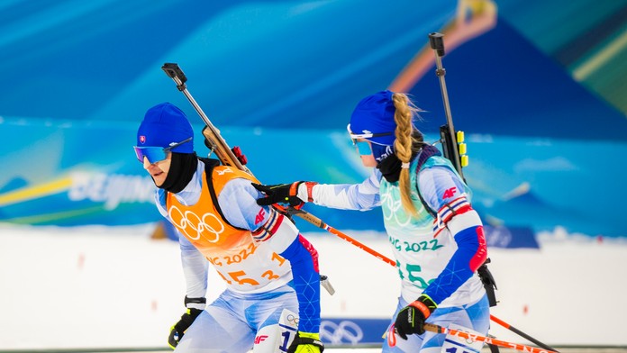 Slovenská biatlonistka Paulína Fialková predáva štafetu Michalovi Šimovi.