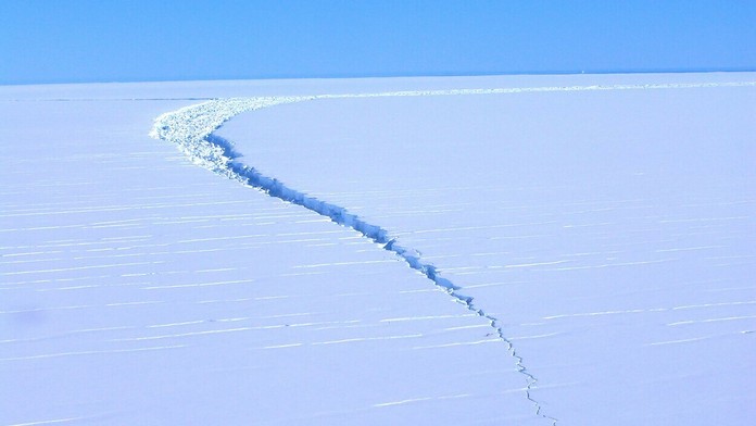 Migrant vylieza z podvozku.