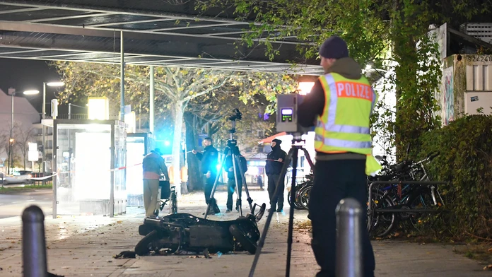 Petra Vlhová sa usmieva na pódiu so živými sobmi a mužom v kostýme Santa Clausa po výhre v slalome SP v Levi..