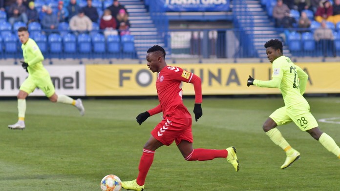 Streľba v školiacom stredisku na leteckej základni v meste Pensacola si vyžiadala tri obete.