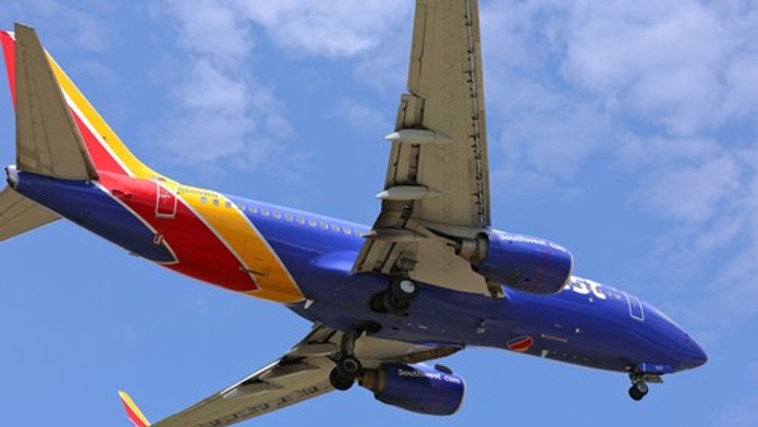 Desivý manéver na oblohe: Veľké dopravné lietadlo strmhlavo kleslo, pasažieri vyleteli zo sedadiel