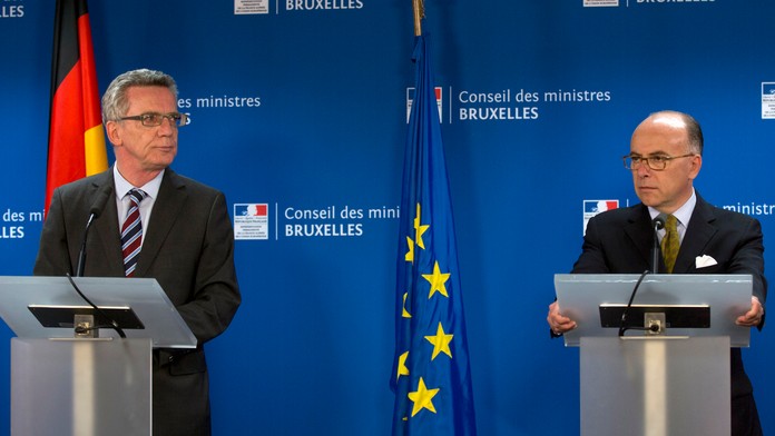 Nemecký minister vnútra Thomas de Maiziere (vľavo) a francúzsky minister vnútra Bernard Cazeneuve po stretnutí ministrov vnútra 
