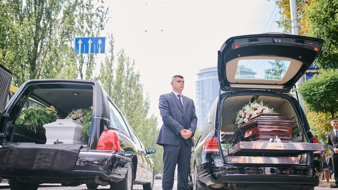 Kuriozita z Poľska: Z pohrebného auta vypadlo telo mŕtvej ženy