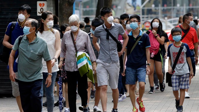Kórejčania sa obávajú respiračného syndrómu Mers. Chránia sa rúškami. 