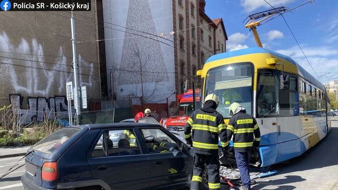 Smrteľná nehoda v Košiciach: Vodič osobného auta zomrel po zrážke s električkou