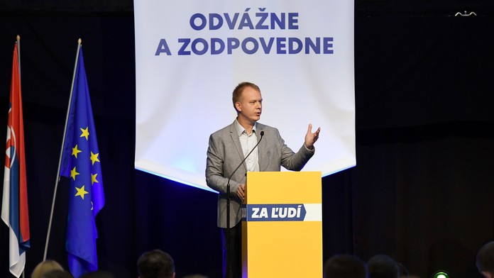 Osobné auto takto skončilo po zrážke s nákladným vozidlom.