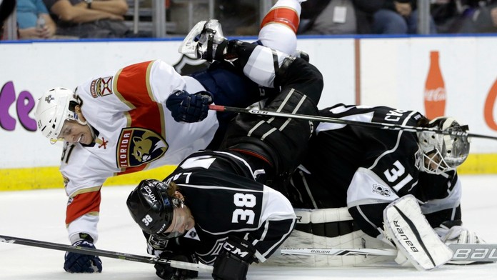 Jonathan Marchessault (Florida) sa zrazil s Petrom Budajom a Paulom LaDueom (obaja Los Angeles).