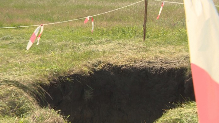 Diera, do ktorej zapadol kombajn.