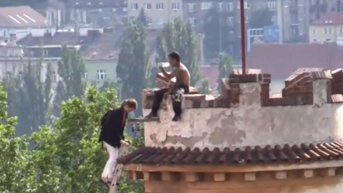 Cudzinec hádzal na ľudí z veže tehly.