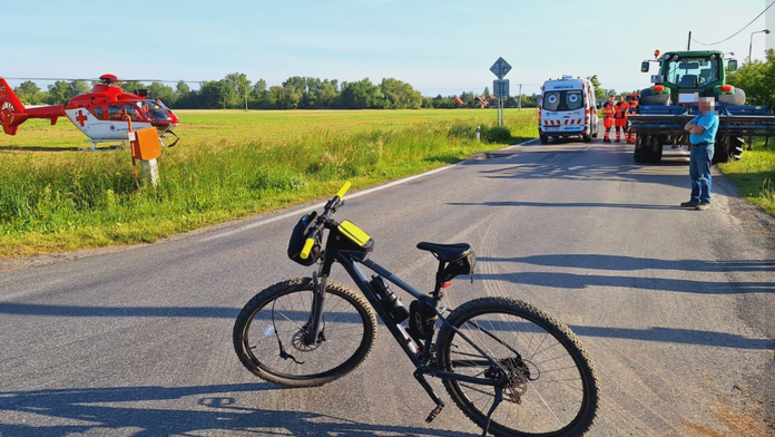 Po zrážke traktora s cyklistom zasahoval po nehode vrtuľník.